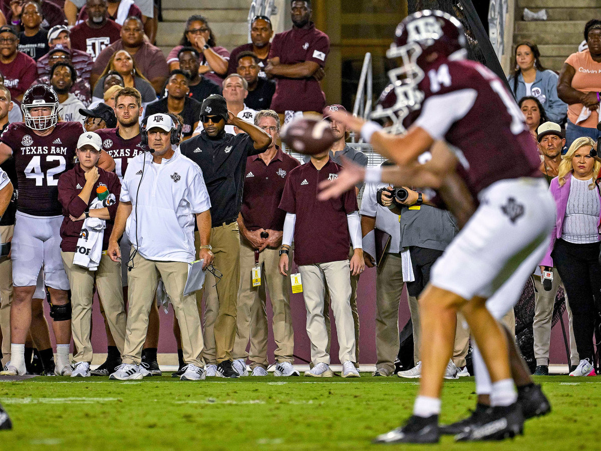 Jimbo Fisher watches Max Johnson take a snap